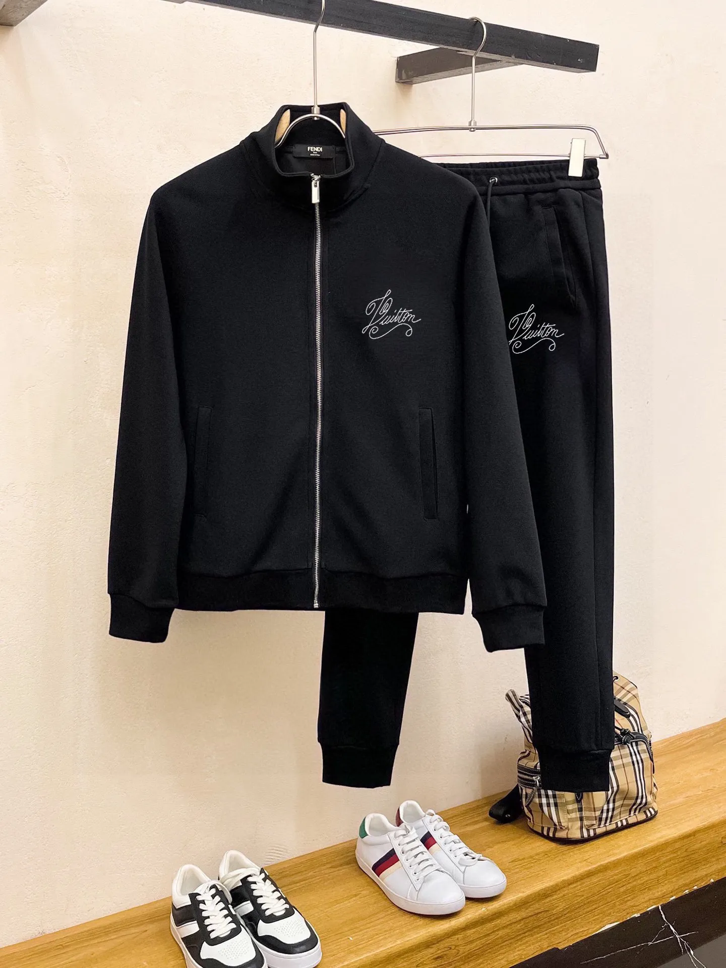 🅿️420 [LV Louis Vuitton] (Fat Man Gospel) hot-selling suit is coming. Focus on the original version of the official website. 2025 new hot-selling cardigan sweater suit. The original order is the best. 🇭🇰The meticulous work of top designers is dedicated to a fitting and perfect upper body effect. All-natural high-quality Roman cotton 100%, close-fitting comfort, noble and elegant! Original hardware embodies elegance and nobility! Counter size: M-5XL (maximum wear up to 220 pounds)